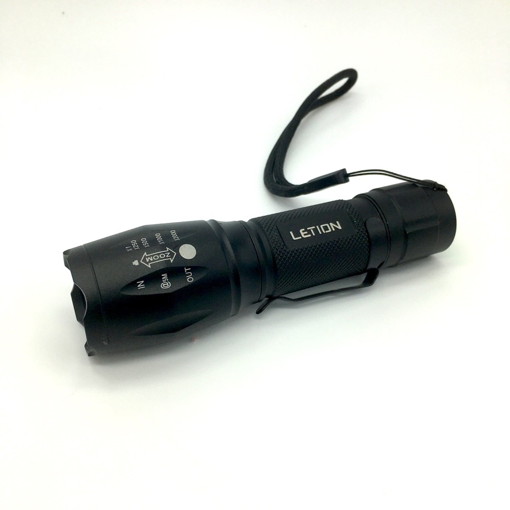 LED Black/White Flashlight - Picture 3 of 5